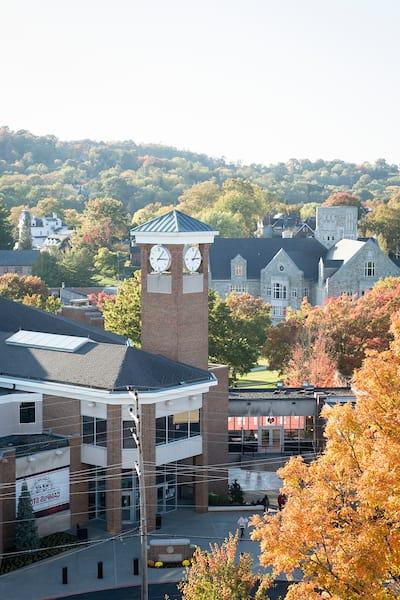 10月21日拍摄的罗辛校园中心钟楼，背景是科技中心, 2019年在华盛顿的Creosote影响照片拍摄期间 & Jefferson College.